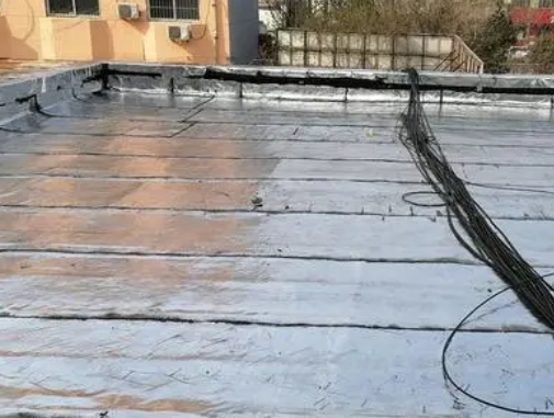 乐昌卫生间漏水维修公司分享下乐昌屋面楼顶防水刚性防水层施工要点。